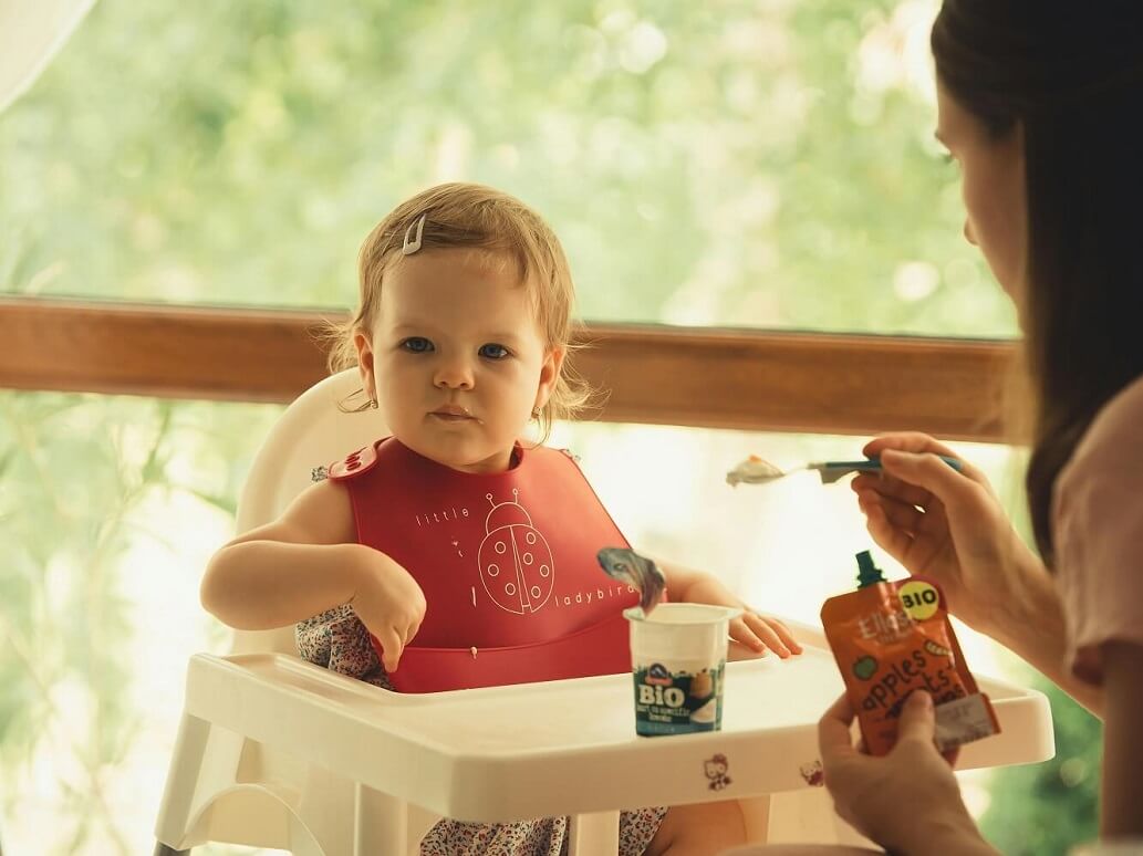 À quel âge donner des compotes pour adultes à un bébé