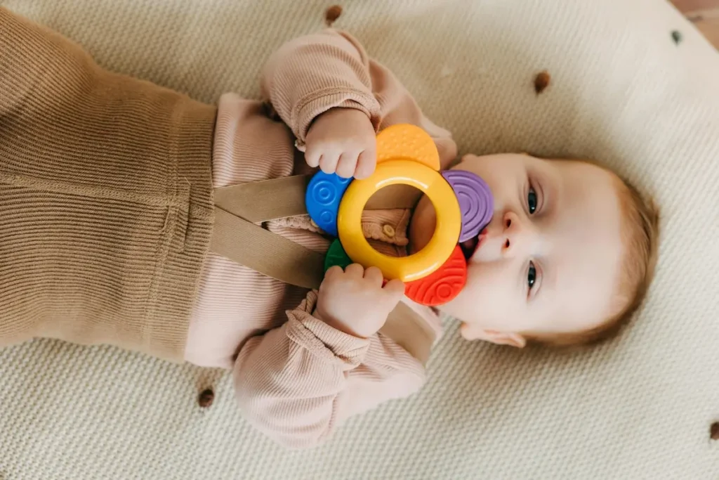 à quel âge bébé parle ?