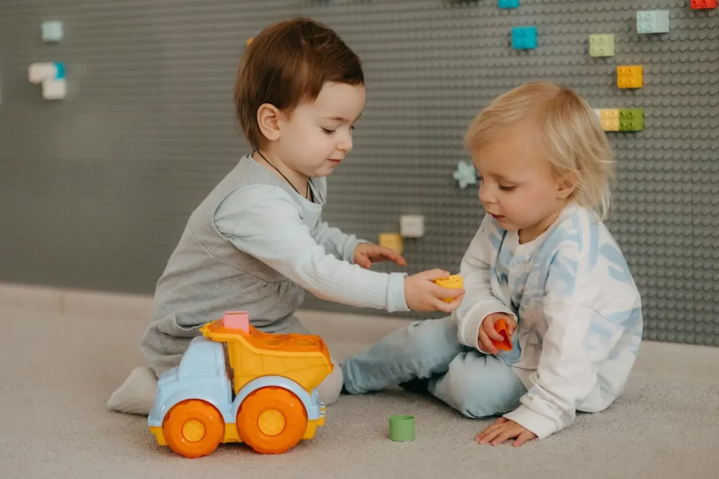 bébé met les formes dans les trous